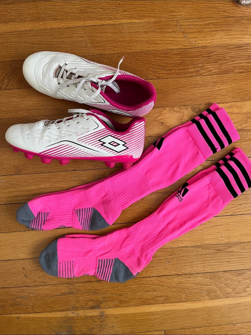 Lotto Roma 700 Girls Soccer Cleats Size Youth 4.5 Hot Pink Outdoor Shoes w Socks